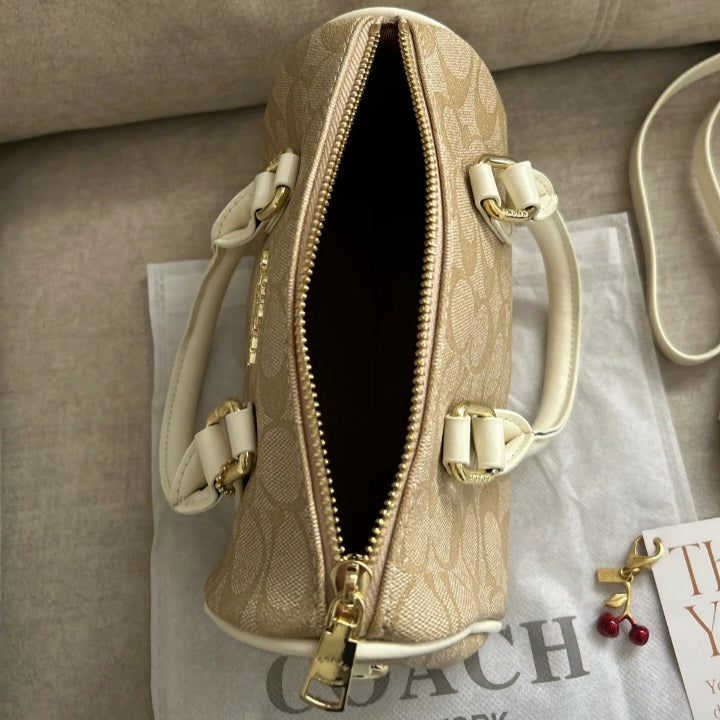 ⭐️Beige purse⭐️