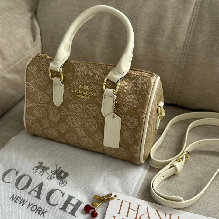 ⭐️Beige purse⭐️