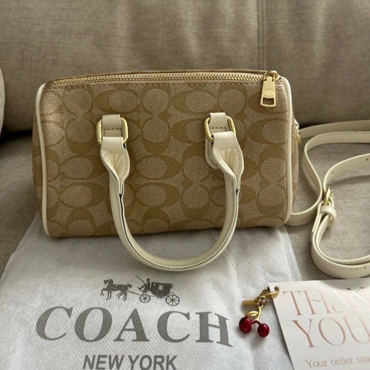 ⭐️Beige purse⭐️